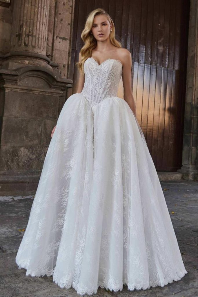L'amour wedding dress style Quielle. Full lace ballgown with corset bodice.